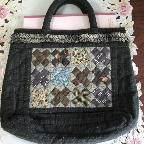 パッチワークキルト　バッグ　ハンドメイド 価格見直し・クロスのモチーフとフリルが可愛いパッチワークキルトの