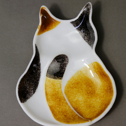 三毛猫（後ろ姿）のお皿 1枚目の画像