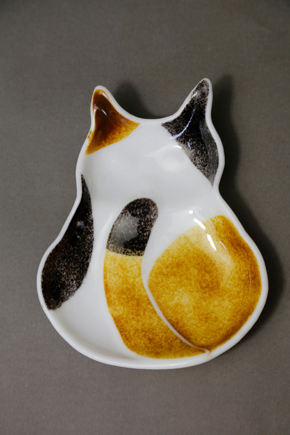 三毛猫（後ろ姿）のお皿 1枚目の画像