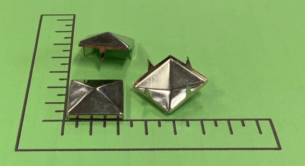 WHNURSERYピラミッドスタッズ台座