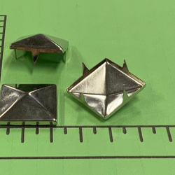 本格的】スタッズ爪折り式（ピラミッド）銀 20mm（20個セット）鋲