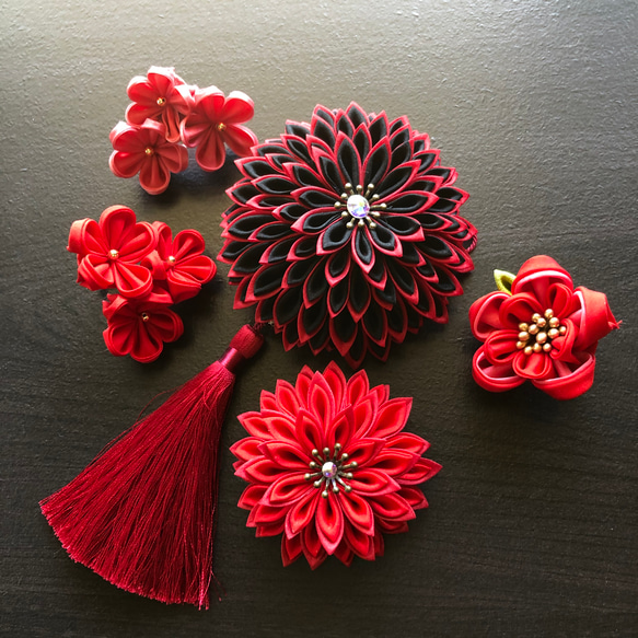 再販受付中つまみ細工髪飾り　摘まみ細工　赤黒金 つまみ細工 髪飾り 赤 黒 緑 和婚 引振袖 成人式 振袖 卒業式 袴