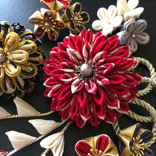 白とオフホワイトがメインの髪飾りです🏵️ Creemaに出品中です♪ #つまみ細工 #つまみ細工髪飾り #成人式髪飾り #卒業式髪飾り