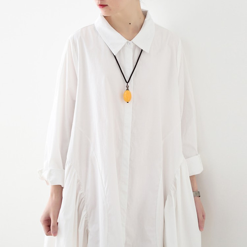 サイドギャザーがおしゃれ度を上げる すっきり爽やかな白シャツ