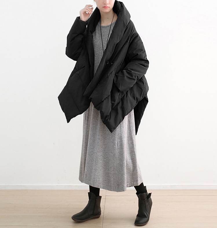 包み込む暖かさのボリュームネックルーズダウンジャケット ブラック