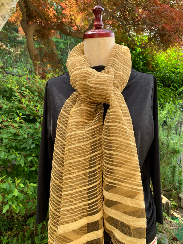 草木染めインドシルクストール（ハナモツヤクの花） ストール はっ葉