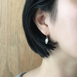 Petite Feather｜Hook Earrings 2枚目の画像