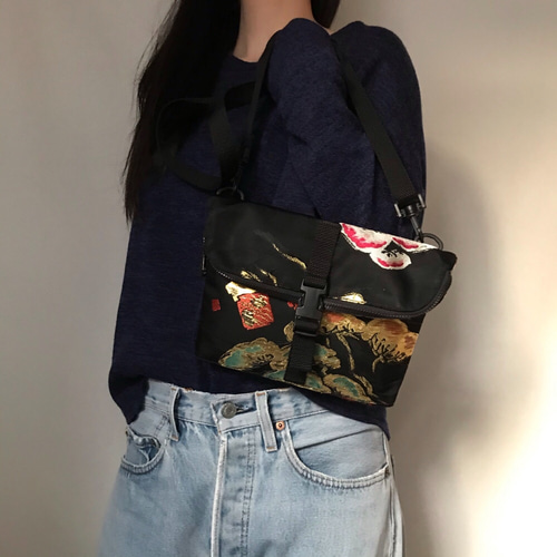 【国内正規品】 ✨帯リメイク ショルダーバッグ サコッシュ 和柄 錦糸 黒 その他