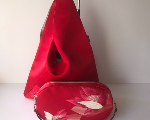 紬帯　赤い椿のお花　リメイク　山葡萄ハンドルバッグ 紬帯 赤い椿のお花 リメイク 山葡萄ハンドルバッグ[www.jieas.net]