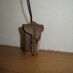 革のミニバッグのネックレス 1枚目の画像