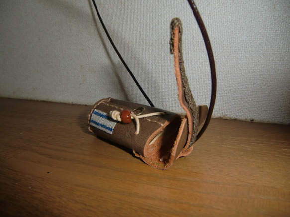 革のミニバッグのネックレス 2枚目の画像