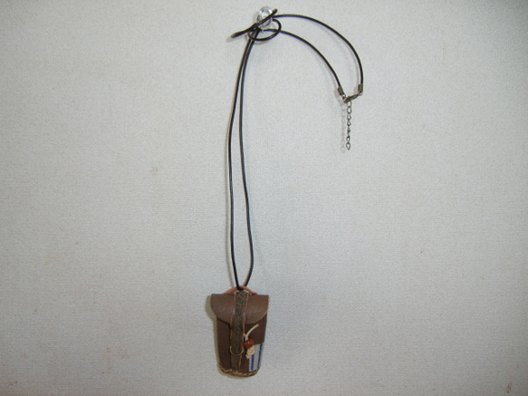 革のミニバッグのネックレス 3枚目の画像