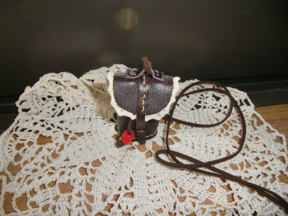 革のミニバッグのネックレス 2枚目の画像