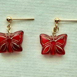 赤い蝶々のピアス 3枚目の画像
