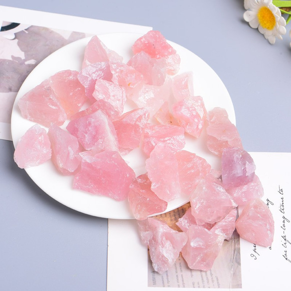 水晶 希少ピンク針入り水晶 AAA ピンク(桃色)カラー きらきら爆裂水晶さざれ 200グラム 粒の大きさ