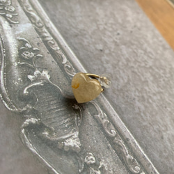 翡翠 ハート イヤーカフ 約10mm 天然石 イヤーフック 右耳用 1枚目の画像