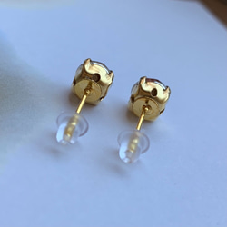 ブロンズチョコレートのシンプルラウンドピアス 6mm アクリルストーン ブラウンカラー 5枚目の画像