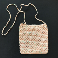手編み 斜めがけ 小さなポシェット！ナチュラルなピンクベージュ＋グリーン糸混合 1枚目の画像