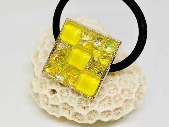 【受注制作】スクエア 黄色タイルと琉球ガラスのキラキラヘアゴム 日本製ゴム使用 2枚目の画像