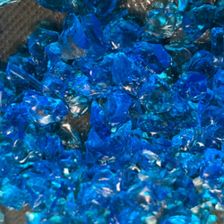 良質！沖縄琉球ガラス マリンブルー 水色 扁平Sサイズ (およそ3mm〜7mm , 20g) 5枚目の画像