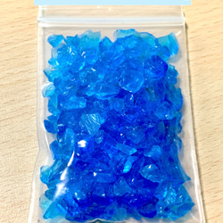 良質！沖縄琉球ガラス マリンブルー 水色 扁平Sサイズ (およそ3mm〜7mm , 20g) 7枚目の画像