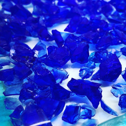 良質！沖縄琉球ガラス ディープブルー 水色 扁平Sサイズ (およそ3mm〜7mm , 20g) 3枚目の画像