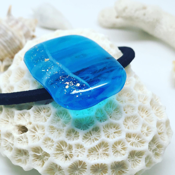 透明感あふれる海のカケラ ブルーガラスのシンプルヘアゴム　日本製ゴム使用 1枚目の画像