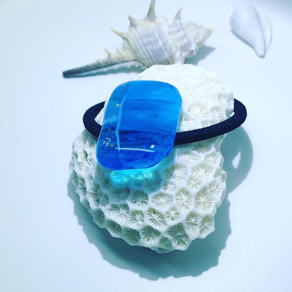 透明感あふれる海のカケラ ブルーガラスのシンプルヘアゴム　日本製ゴム使用 6枚目の画像