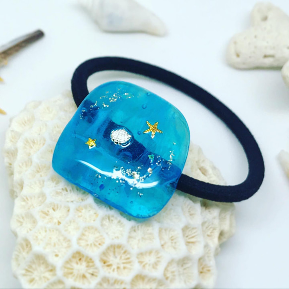 透明感 海のカケラ ブルークリアガラスのヘアゴム 貝殻キラキラ(日本製