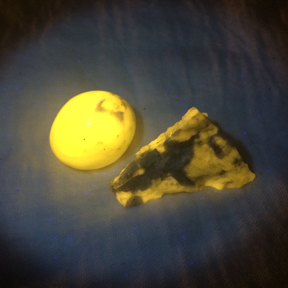 ウェルネル石 原石と磨き石 セット 強蛍光 10枚目の画像
