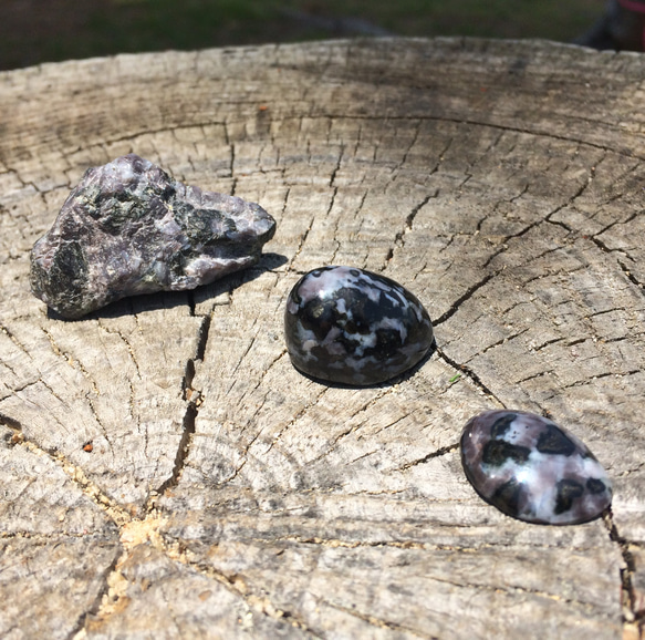 インディゴガブロ 原石 タンブルサイズ磨き石 カボション 計3個セット 1枚目の画像