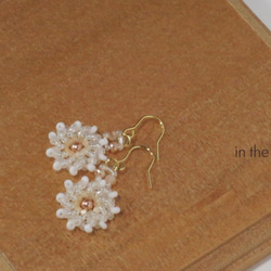 白い小花のプチピアス 1枚目の画像