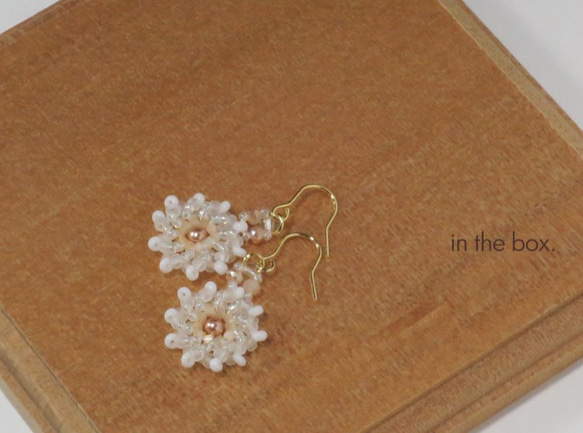 白い小花のプチピアス 1枚目の画像