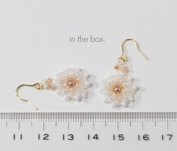 白い小花のプチピアス 3枚目の画像