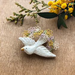 鳥のブローチ 花まとう鳥ブローチ ブローチ イトツチ 通販 11840931｜Creema(クリーマ)