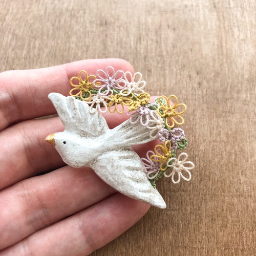 花まとう鳥ブローチ ブローチ イトツチ 通販 11840931｜Creema(クリーマ)