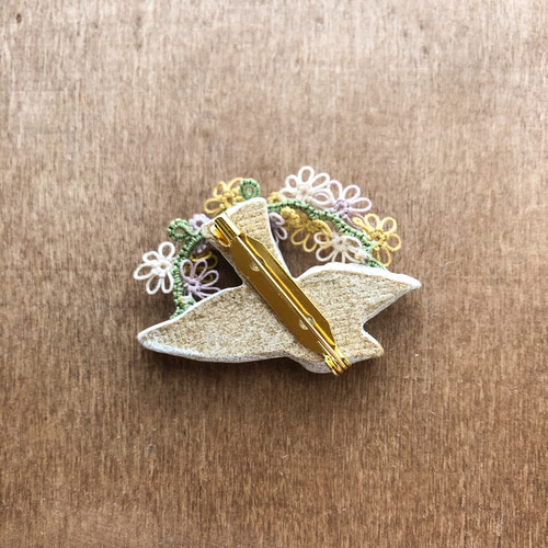 花まとう鳥ブローチ ブローチ イトツチ 通販 11840931｜Creema(クリーマ)