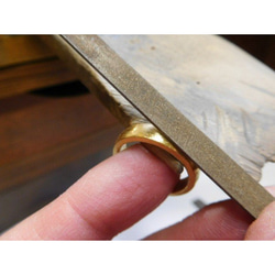 鍛造 結婚指輪 純金 24金 k24 シンプル 滑らか 平甲丸 リング 幅4.5mm 鏡面仕上げ 7枚目の画像