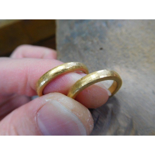 鍛造 結婚指輪 純金 24金 k24 シンプル 槌目 甲丸 リング 幅3mm くすみ