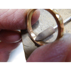 鍛造 結婚指輪 18金 k18 シンプル 甲丸 槌目 リング 鏡面 男性3.5mm 女性3mm 6枚目の画像