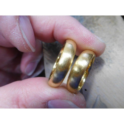 鍛造 結婚指輪 純金 24金 k24 太め 甲丸 リング 幅5mm 彫金荒仕上げ 2枚目の画像