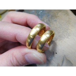 鍛造 結婚指輪 純金 24金 k24 太め 甲丸 リング 幅5mm 彫金荒仕上げ 3枚目の画像