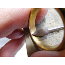 鍛造 結婚指輪 純金 24金 k24 太め 甲丸 リング 幅5mm 彫金荒仕上げ 5枚目の画像