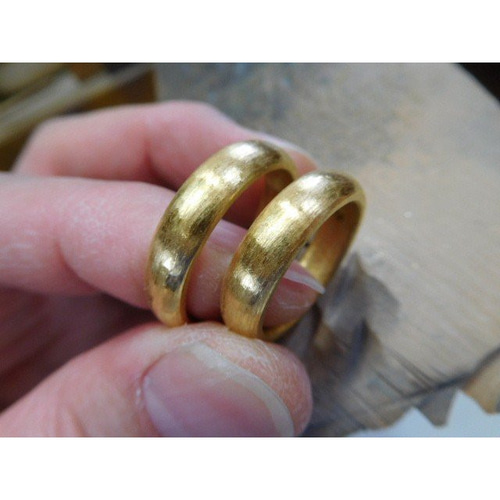 売れ筋がひ贈り物！ 鍛造 結婚指輪 彫金荒 幅5mm リング 甲丸 太め k24 24金 純金 アクセサリー