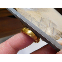 鍛造 結婚指輪 純金 24金 k24 太め 甲丸 リング 幅5mm 彫金荒仕上げ 8枚目の画像