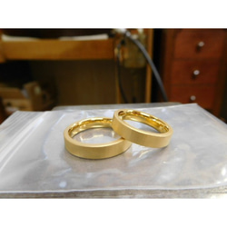 鍛造 結婚指輪 純金 24金 k24 槌目 平打ち リング 幅4mm マット つや消し 槌目模様 3枚目の画像