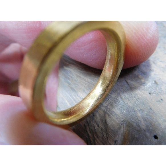 鍛造 結婚指輪 純金 24金 k24 槌目 平打ち リング 幅4mm マット つや消し 槌目模様 6枚目の画像