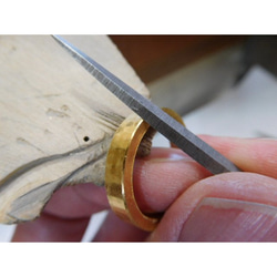 鍛造 結婚指輪 純金 24金 k24 槌目 平打ち リング 幅4mm マット つや消し 槌目模様 8枚目の画像