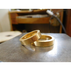鍛造 結婚指輪 純金 24金 k24 槌目 平打ち リング 幅4mm マット つや消し 槌目模様 9枚目の画像