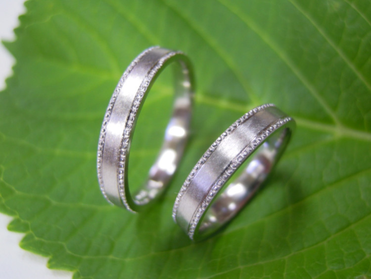 鍛造 結婚指輪 プラチナ pt900 平打ち リング 幅3.7mm 両角の縁にミル打ち マット